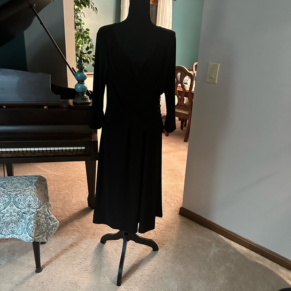 Black Sheath Dress with Long Sleeves and V-Neck for Cocktail